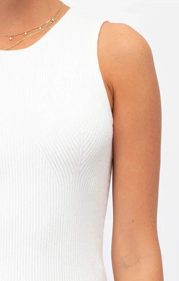 CREW NECK RIBBED KNIT SLEEVELESS TOP white